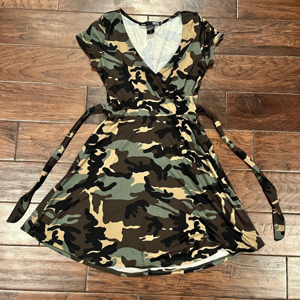 Short-sleeve camo dress